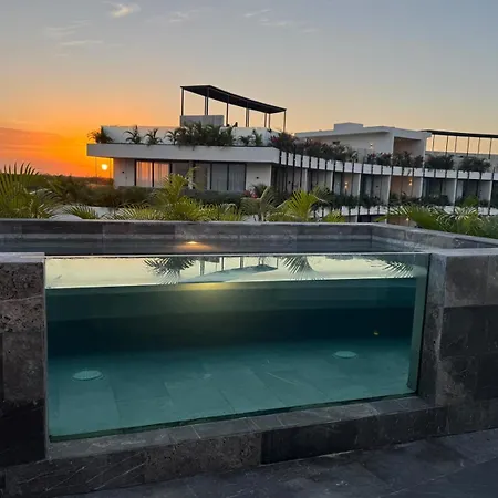 Rooftop Ph, 24Hr Security, Private Pool, 3 King Beds!! 3 Mins To The Beach!!